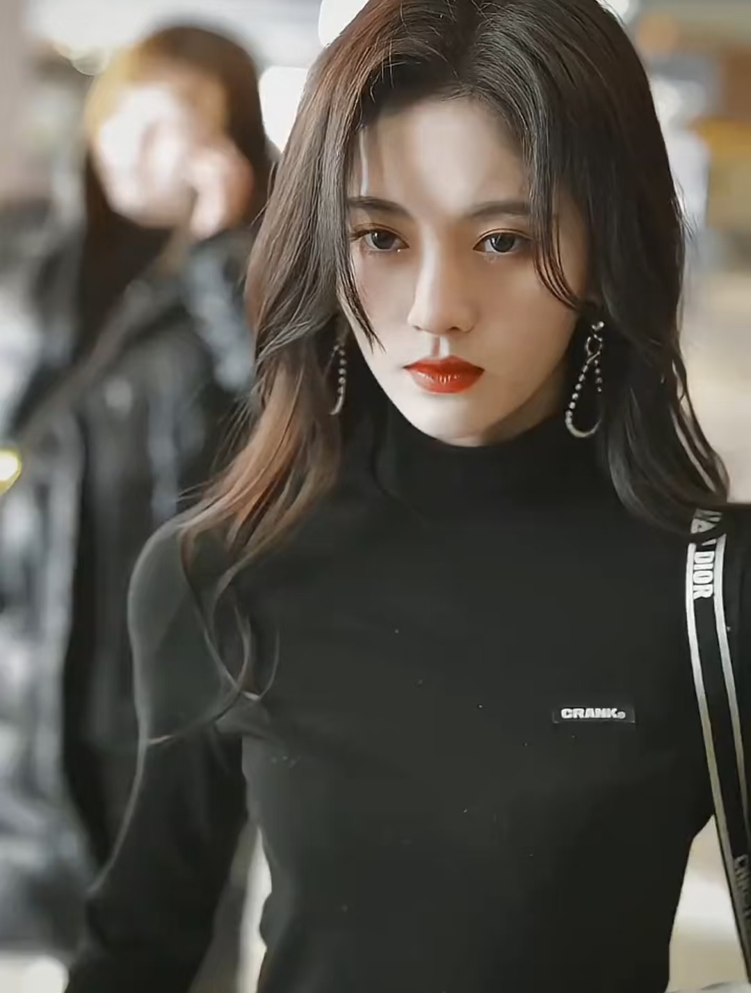 鞠婧祎女总裁上班路透既视感白月光，你的霸总回国了。眼看着鞠姐从千金风变成了表情坚