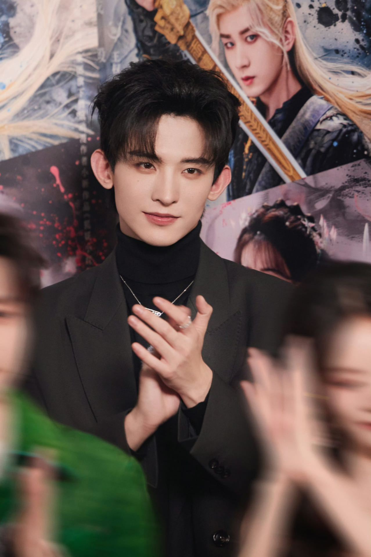 常华森这手我先抱走了 救命！常华森这双手是被天使吻过吧？骨节分明还带着点青筋，随