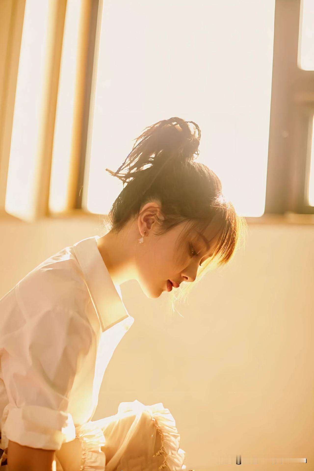 阳光倾洒的房间里，杨紫魅力绽放。简约白衬衫搭配浪漫的荷叶边半裙，干练中透着柔美。