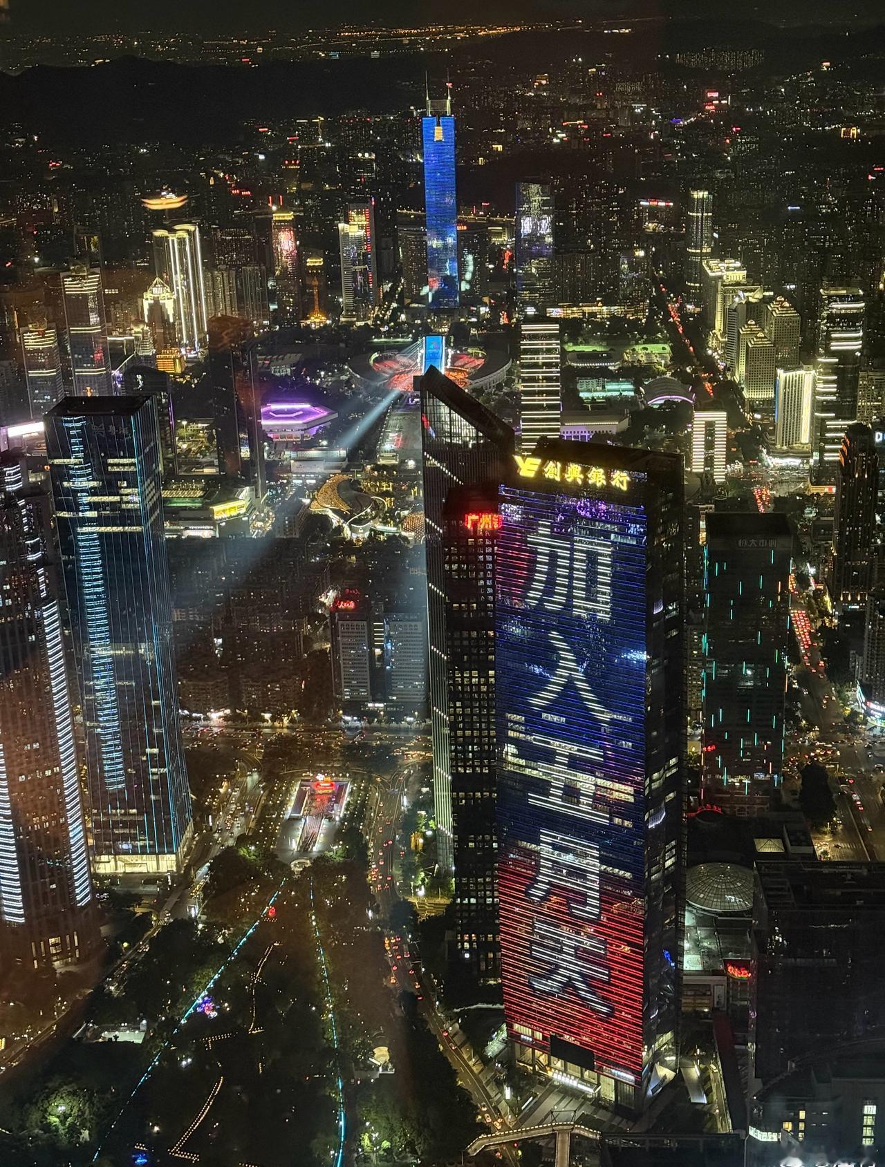 我带朋友来喝酒。
对面的大楼让我加入五月天。
不了不了，我老婆已经加入了16年。