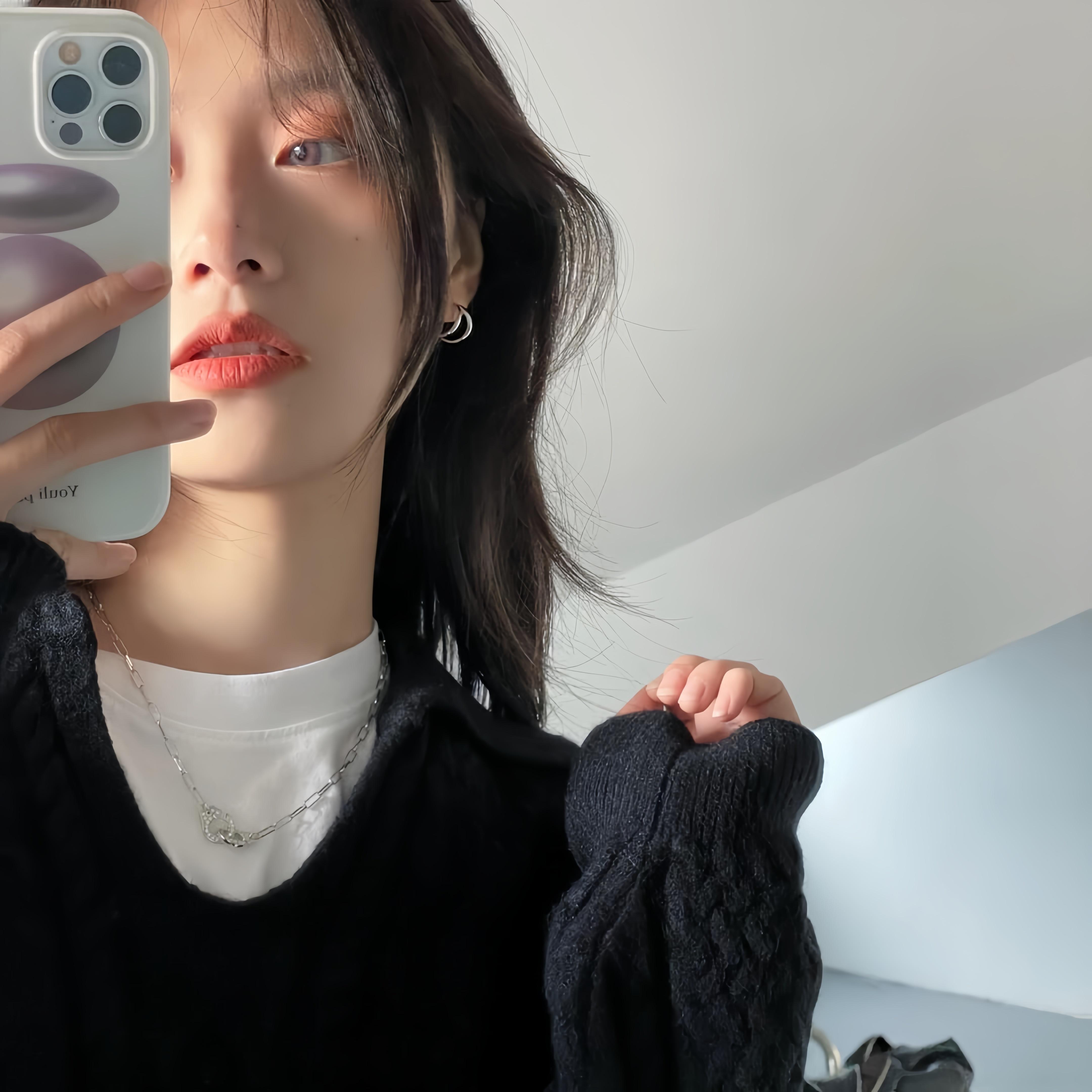 “他明明知道你有了情绪还把你丢在一边 不管不问 让你自我消化 我不懂什么是爱 但