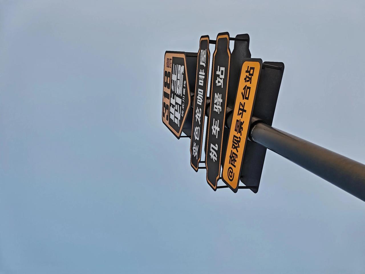 全程被雾霾裹得严严实实，冬日的太阳缩成天边一枚黯淡的小灯珠，远处的山峦全被灰雾揉