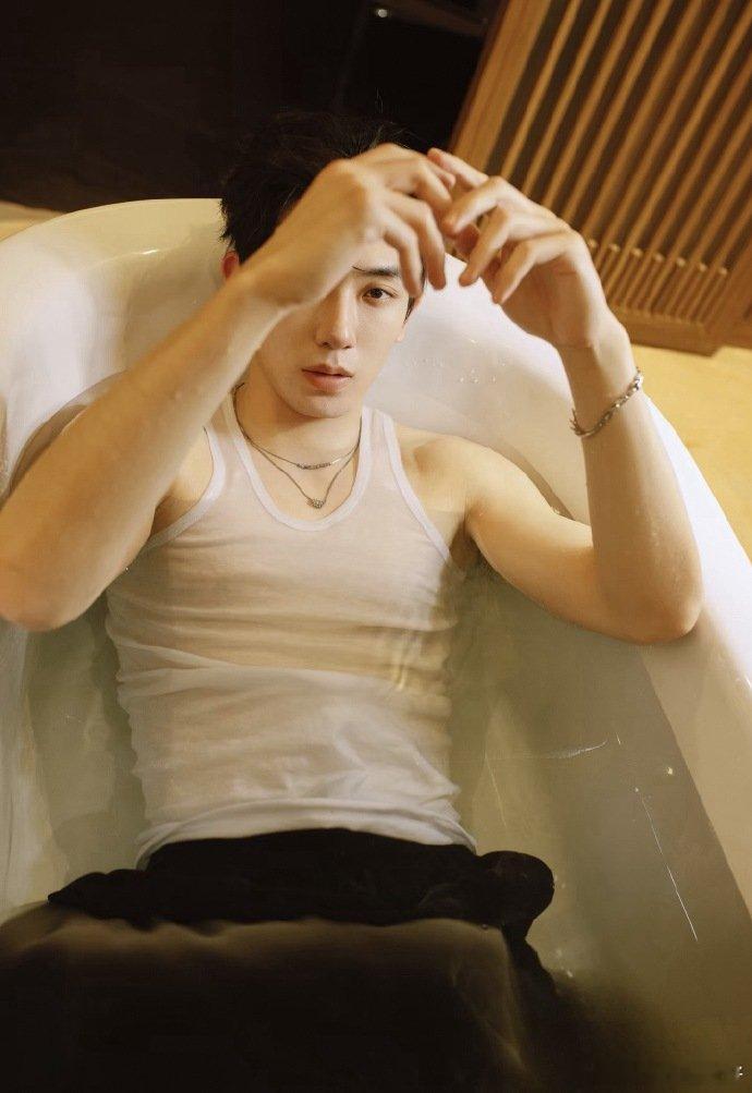 任运杰着迷眼神戏封神 任运杰的眼睛里藏着一整个情感宇宙。他看向对方时，那种由浅入