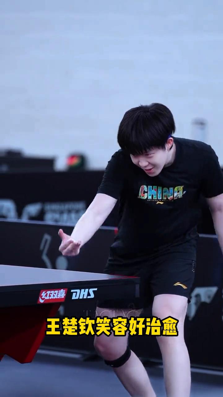 王楚钦上训被粉丝围堵拍照，人气太高了。
皮肤白得发光，双刀流右手也能挥拍。王楚钦