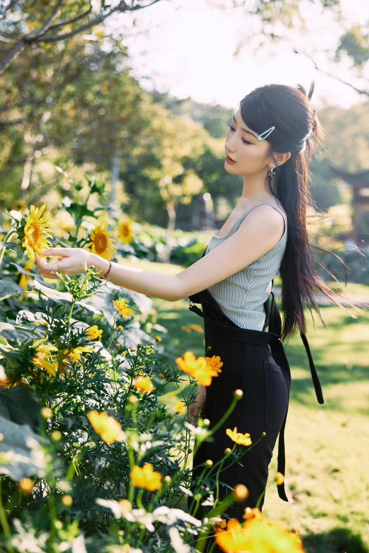 阳光下的花田，温柔少女与向日葵的浪漫邂逅。毛晓彤！！！