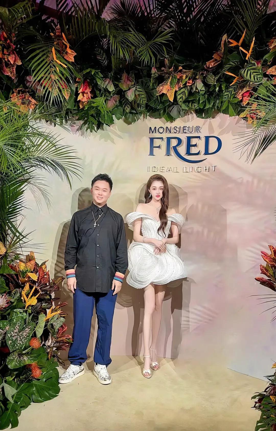 关晓彤的腿，俺们村里的水，细水长流，印象里她的腿没这么细吧，修图师你出来看看含金