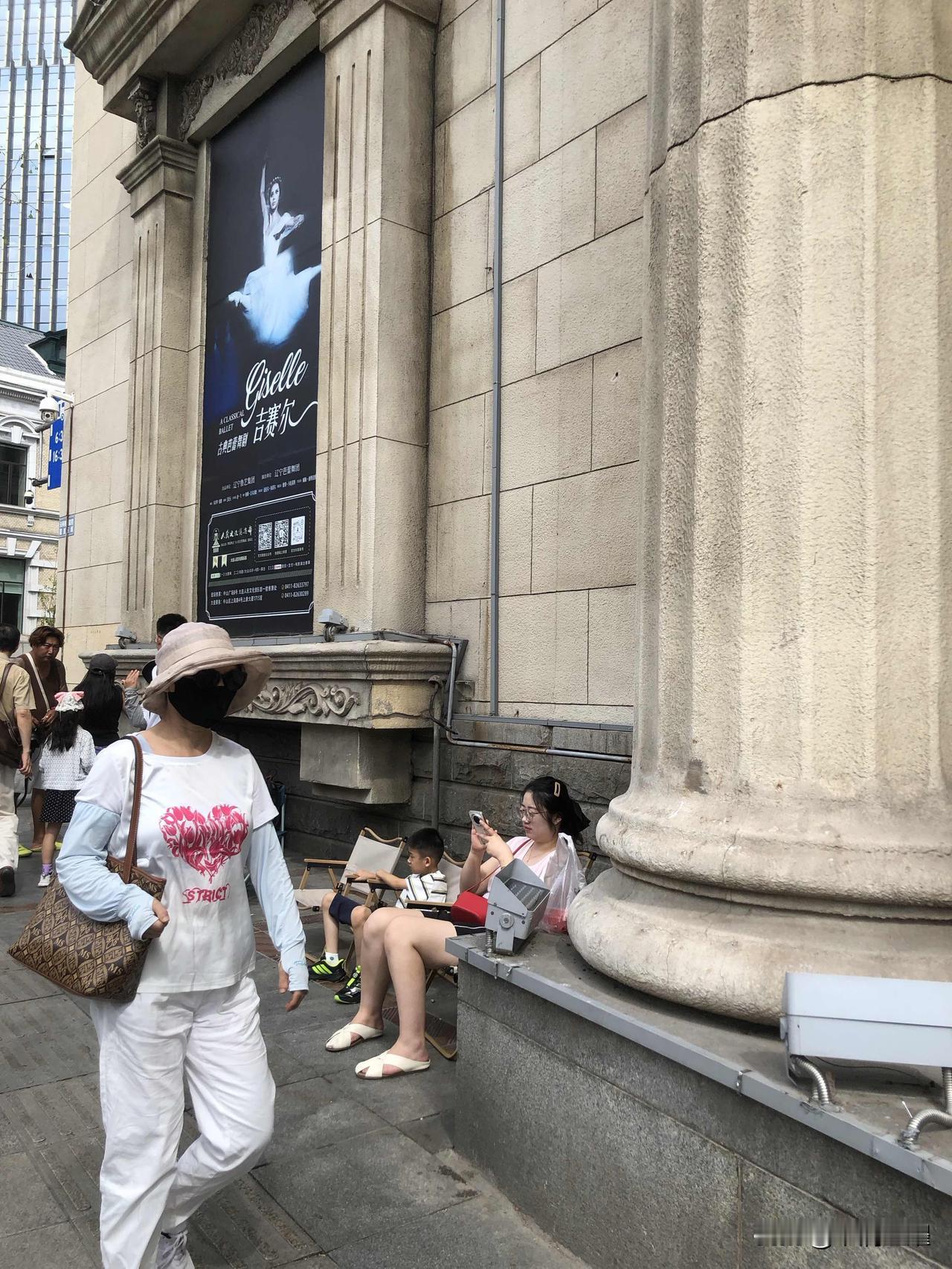 大连正值旅游旺季，见过海边人挤人的盛况，商场一楼不是饭点却排很长的队买熟食的游客