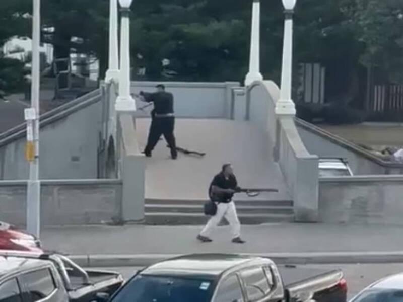 真实  (悉尼14日综合电)澳洲悉尼知名的邦迪海滩今午惊传枪击事件，恰巧是当地犹