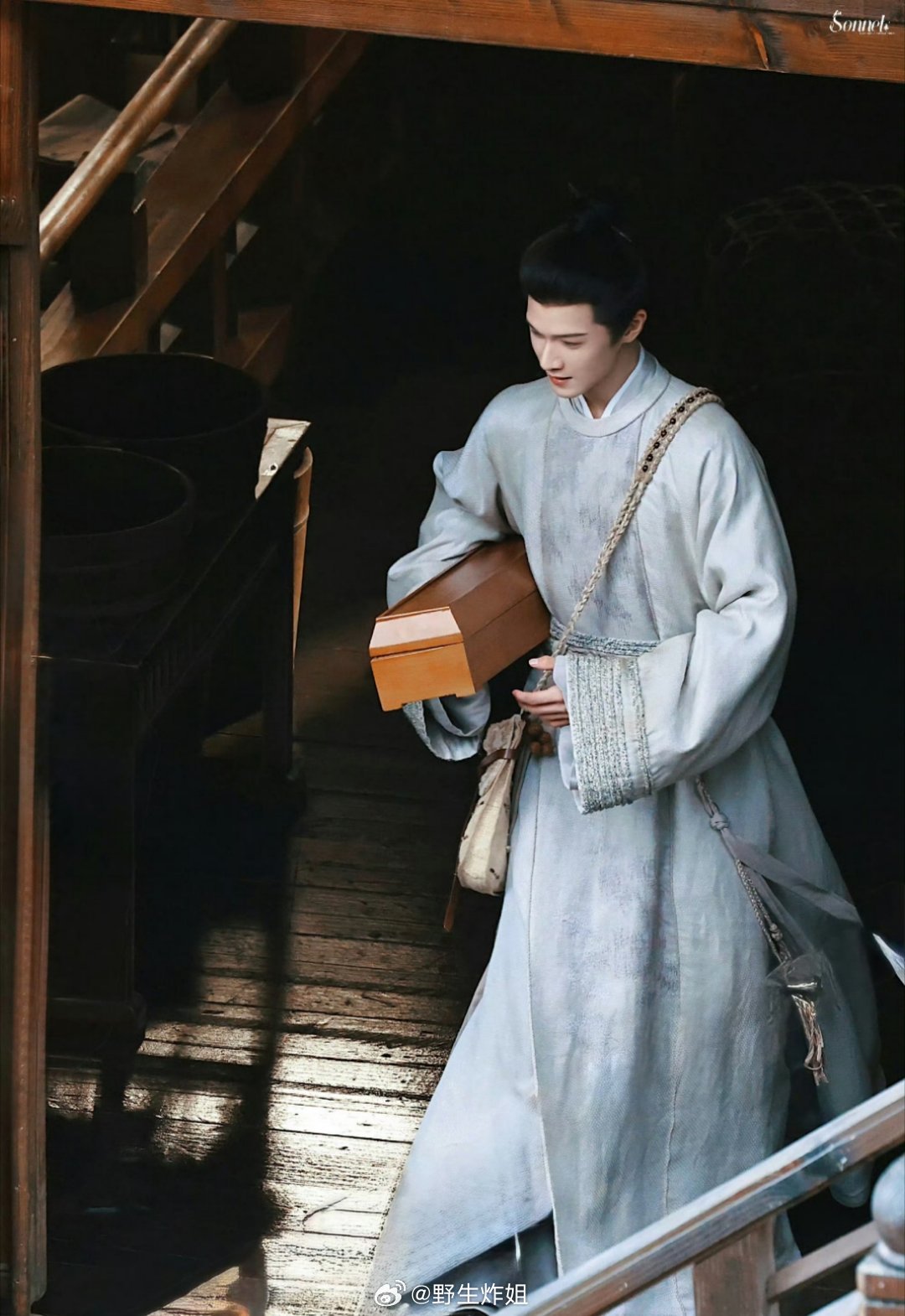 李昀锐主演的《尚公主》最新路透来啦，背着个蕾丝花边的小斜挎书包去上学的李昀锐，有
