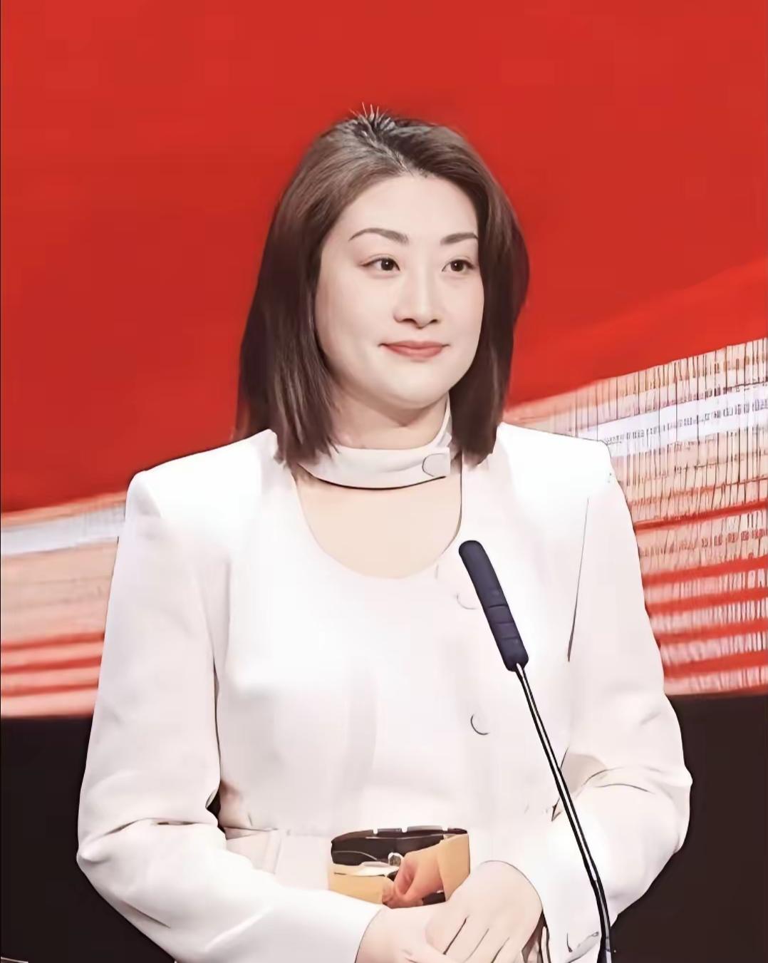 宗馥莉这次是真狠啊，新饮料“果然啵啵”上市，包装上翻遍，“娃哈哈”三个字一个都没