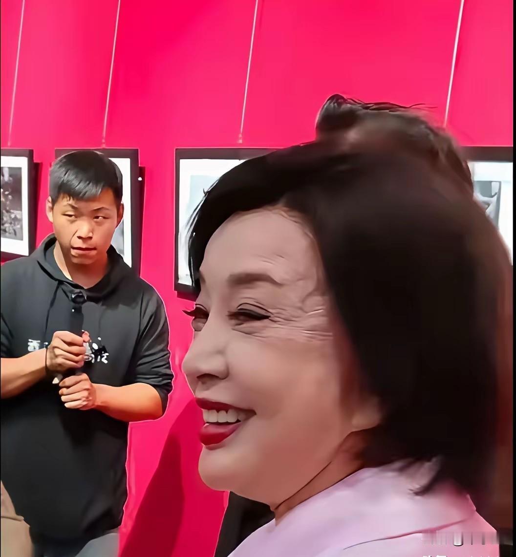 再怎么打扮，也逃不过岁月的洗礼，必竟76岁了，脸上的皱纹说明了一切中老年人打扮 