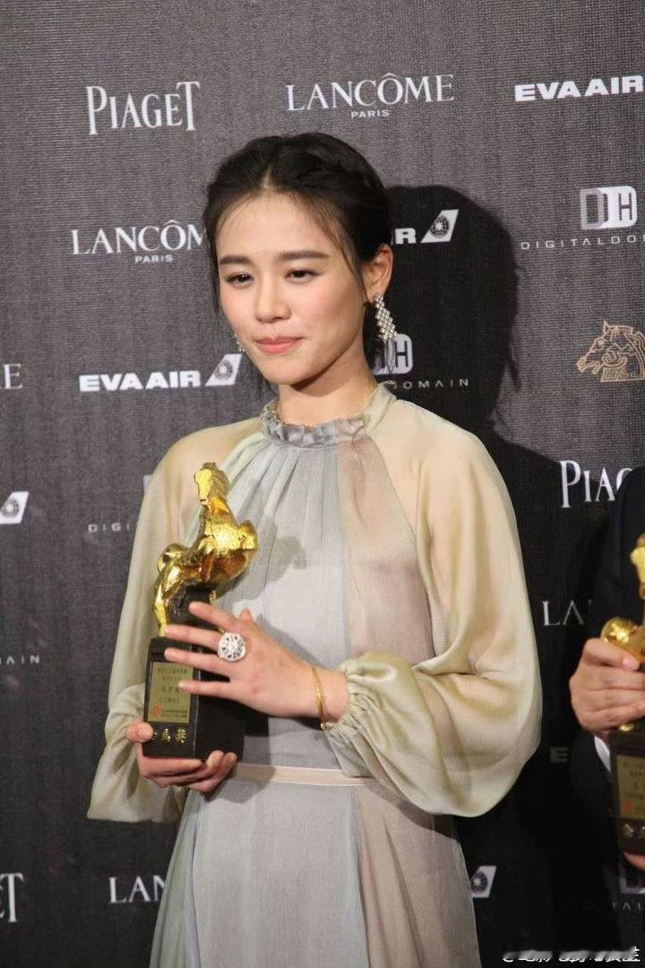 北影节封神名场面盘点 历届颁奖礼上，总有那么几个画面被反复提起。不是因为场面多大