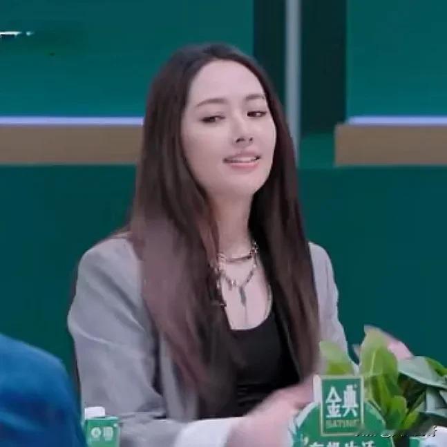 40岁耶！郭碧婷顶着一头直发上《浪姐5》，瞬间有种梦回南湘的感觉，这生完了两个孩