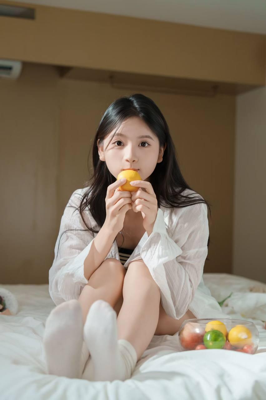 阳光明媚的午后少女与水果相伴🍊🌞💕美少女 分享美少女倩影 自然清新美少女