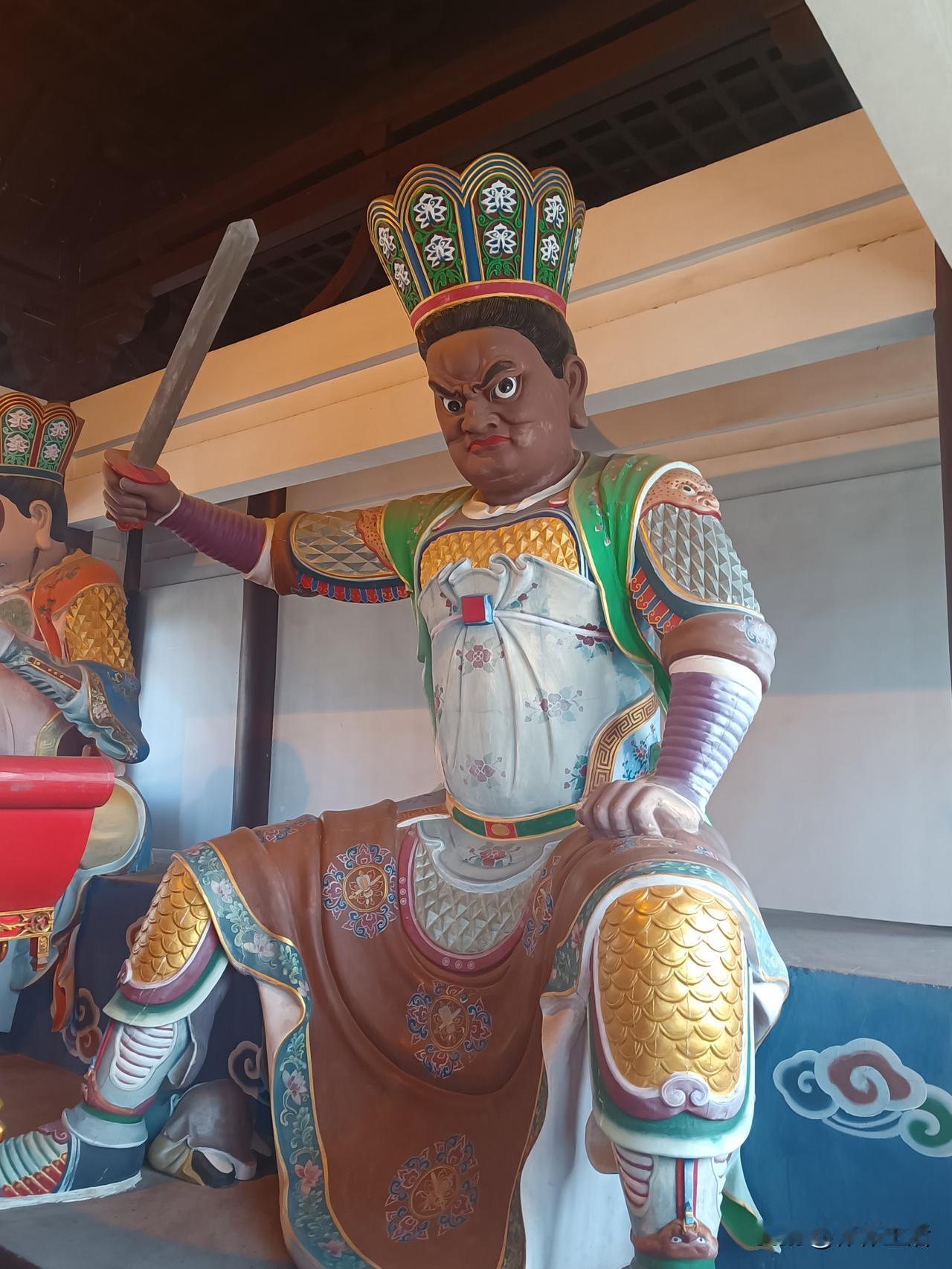 烧香许愿
大年初一，一家人总会一同前往寺庙，虔诚地烧香许愿，这般传统已延续多年，