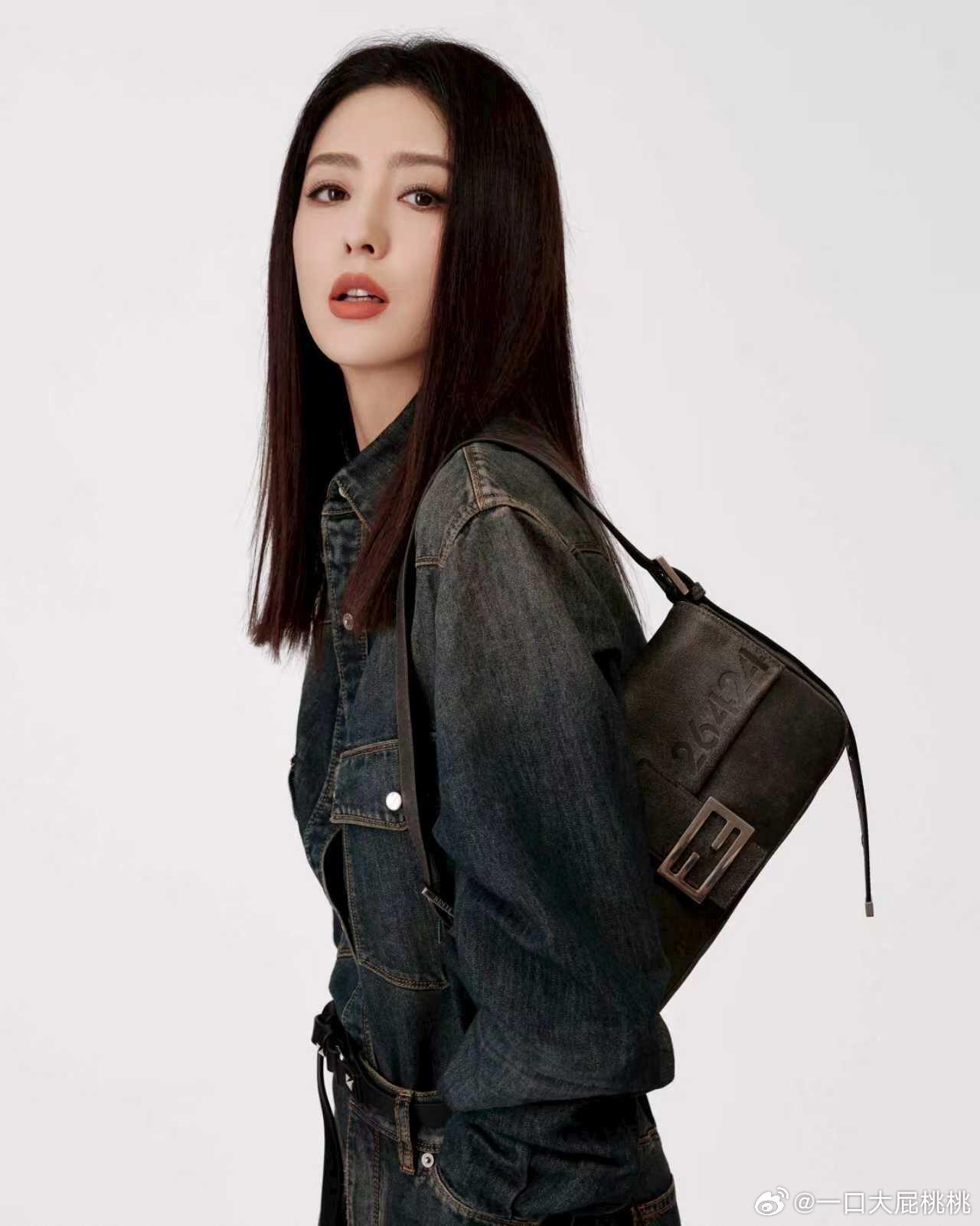 佟丽娅演绎FENDI 2026秋冬女士系列丹宁套装和Baguette® 手袋系列