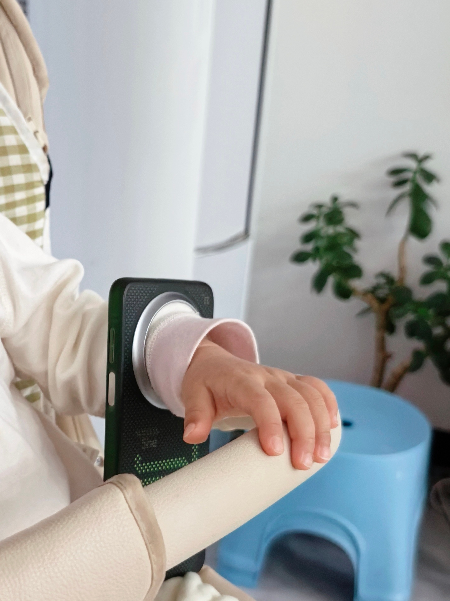 在闺女眼里，万物皆可成玩具。比如，我的手机壳。