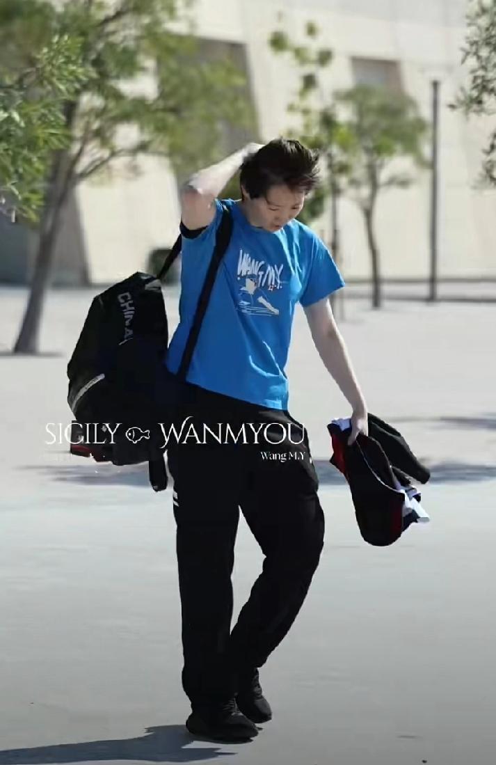 帅气体育系学姐多哈下班路透！看看谁还能比王曼昱会散发魅力呀！一个普通的训练结束后