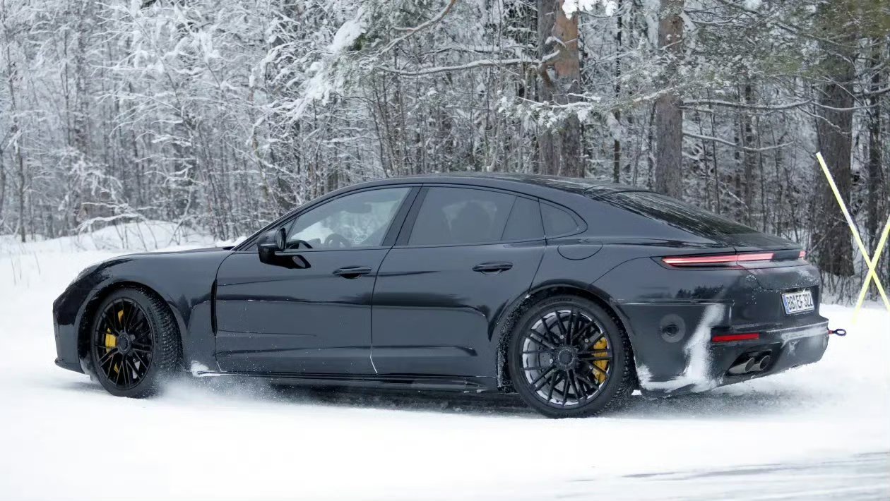 保时捷Panamera改款原型路测图曝光给大家一个基本概念，保时捷是造跑车出身的