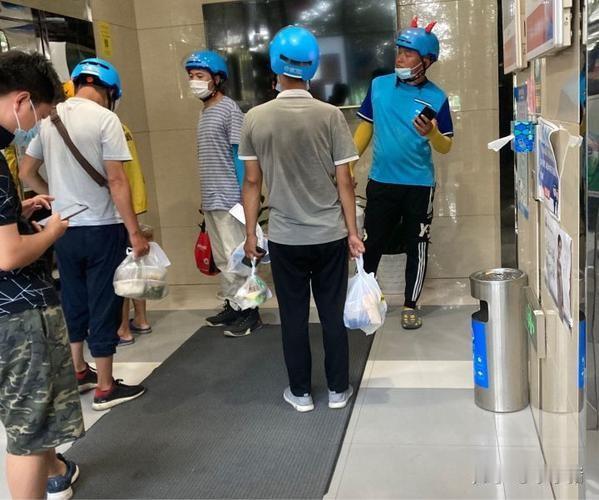 早上不想做饭就叫了个外卖，送餐的是个年轻的小伙子，他有点尴尬的问我：“大哥，我给