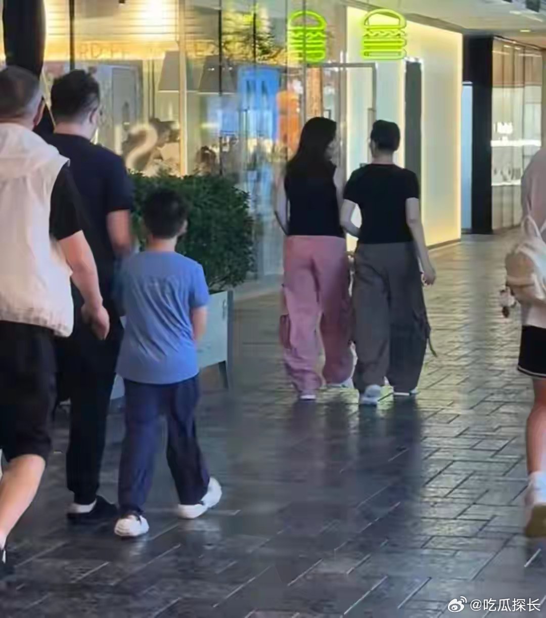 宋丹丹一家三里屯逛街宋丹丹和儿媳妇处成姐妹了吧？同款裤子同频欢笑，走在一起像闺蜜