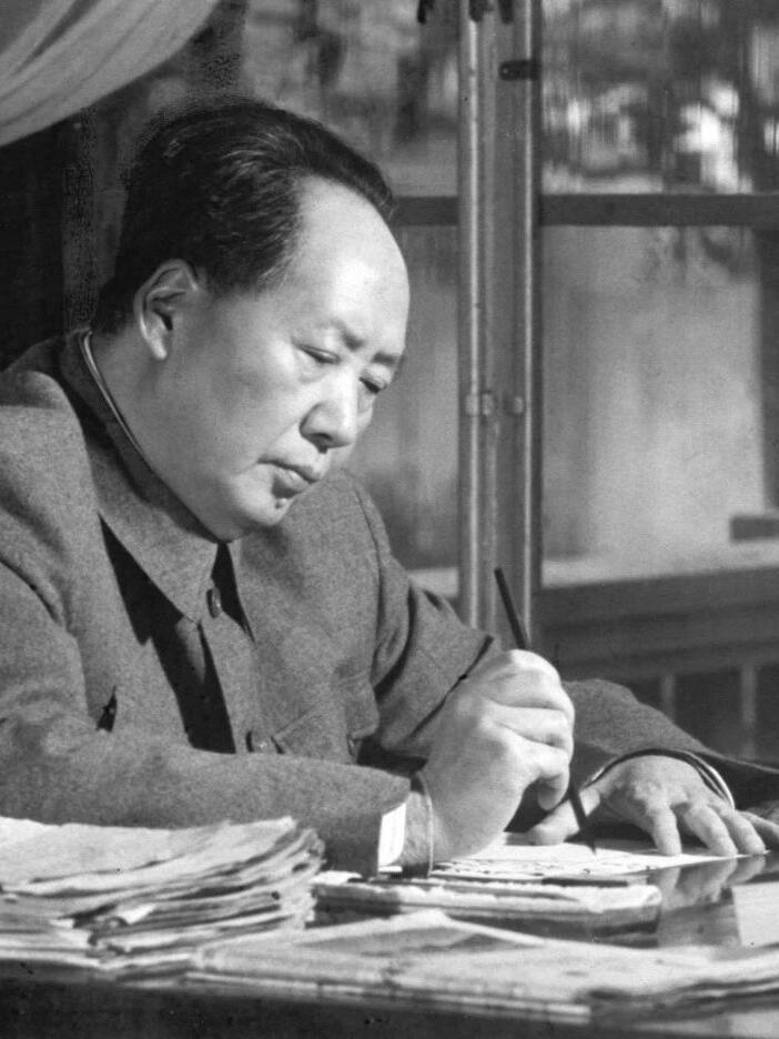 。
 
因为歌里第一句就是：
 
东方红，太阳升，
中国出了个毛泽东 。
 
这