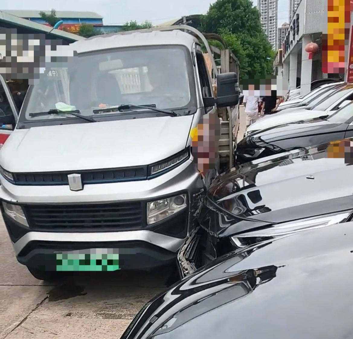 【南宁某车行绿牌小货车撞坏2辆小车】7月14日，南宁某二手车车行里一辆绿牌（新能
