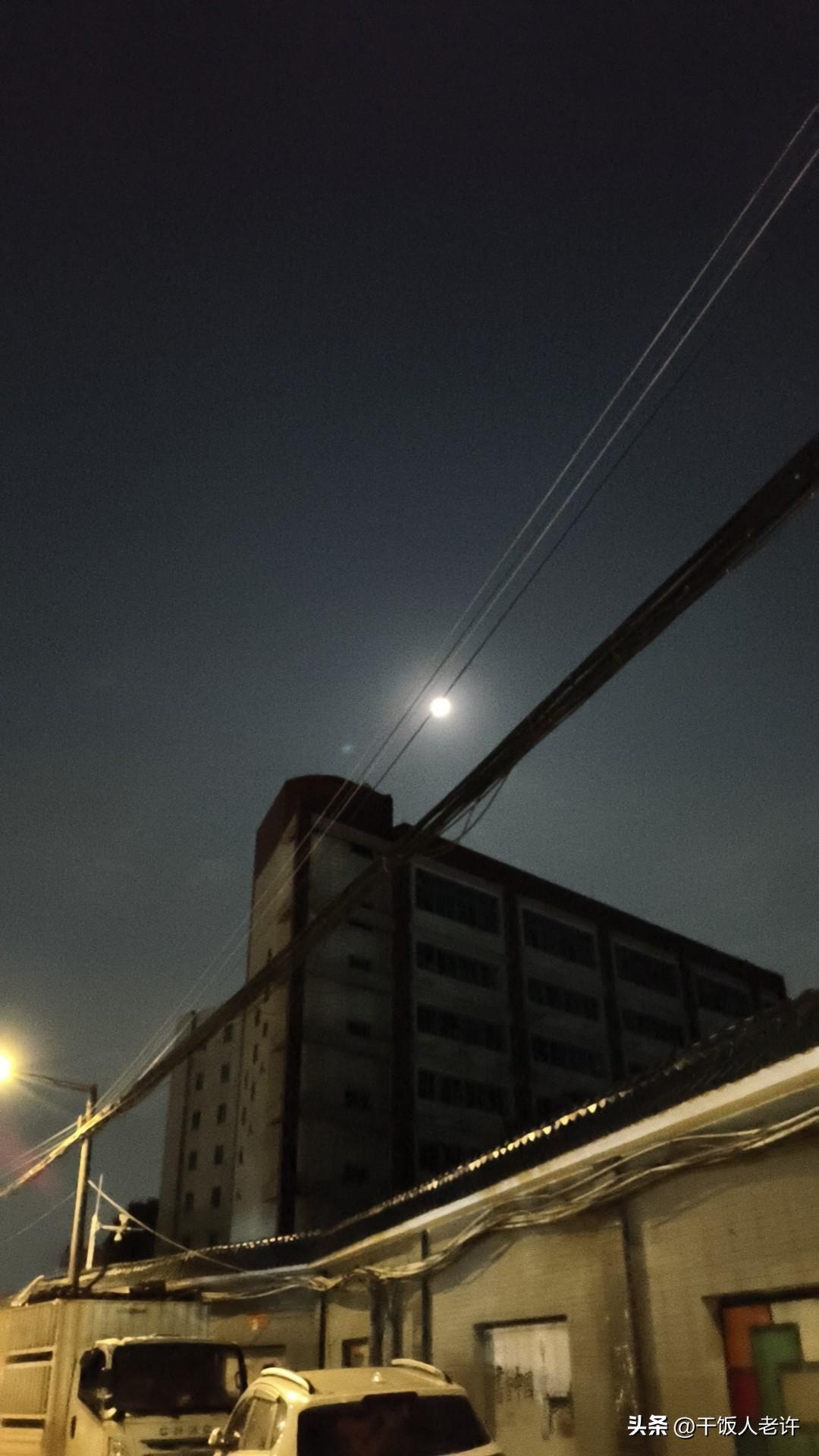 刘老六问我
老许，为什么父母不在了，兄弟姐妹们的关系就不亲近了
我微微一愣，是啊