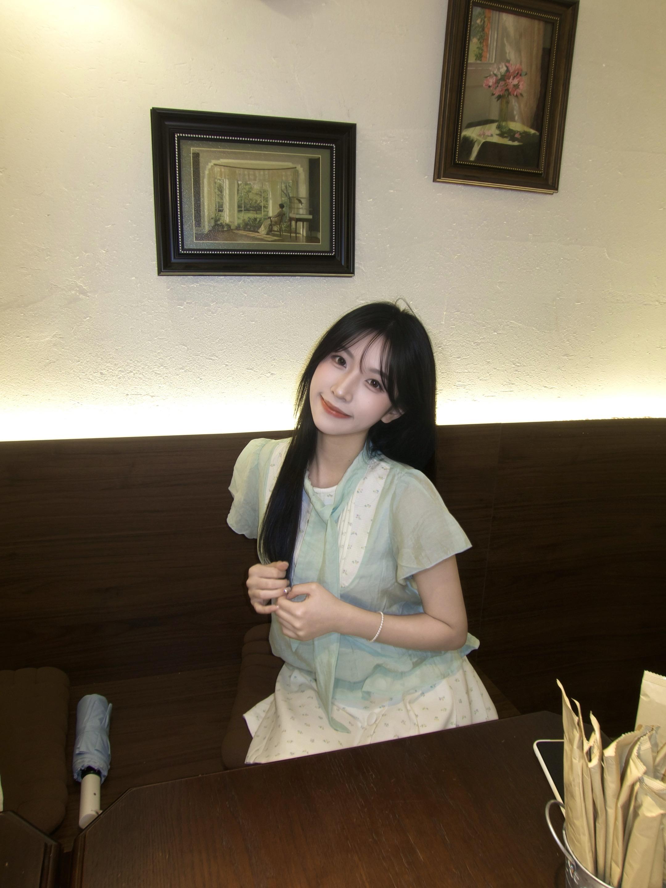 你留长发 淡的妆 身上茉莉花的香。