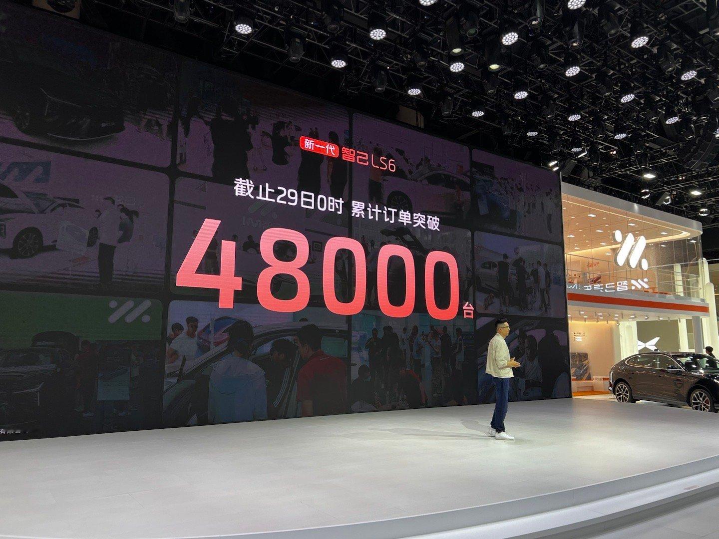 智己全新LS6预售48000辆纯电450km的大增程确实猛不仅有电车同源的800