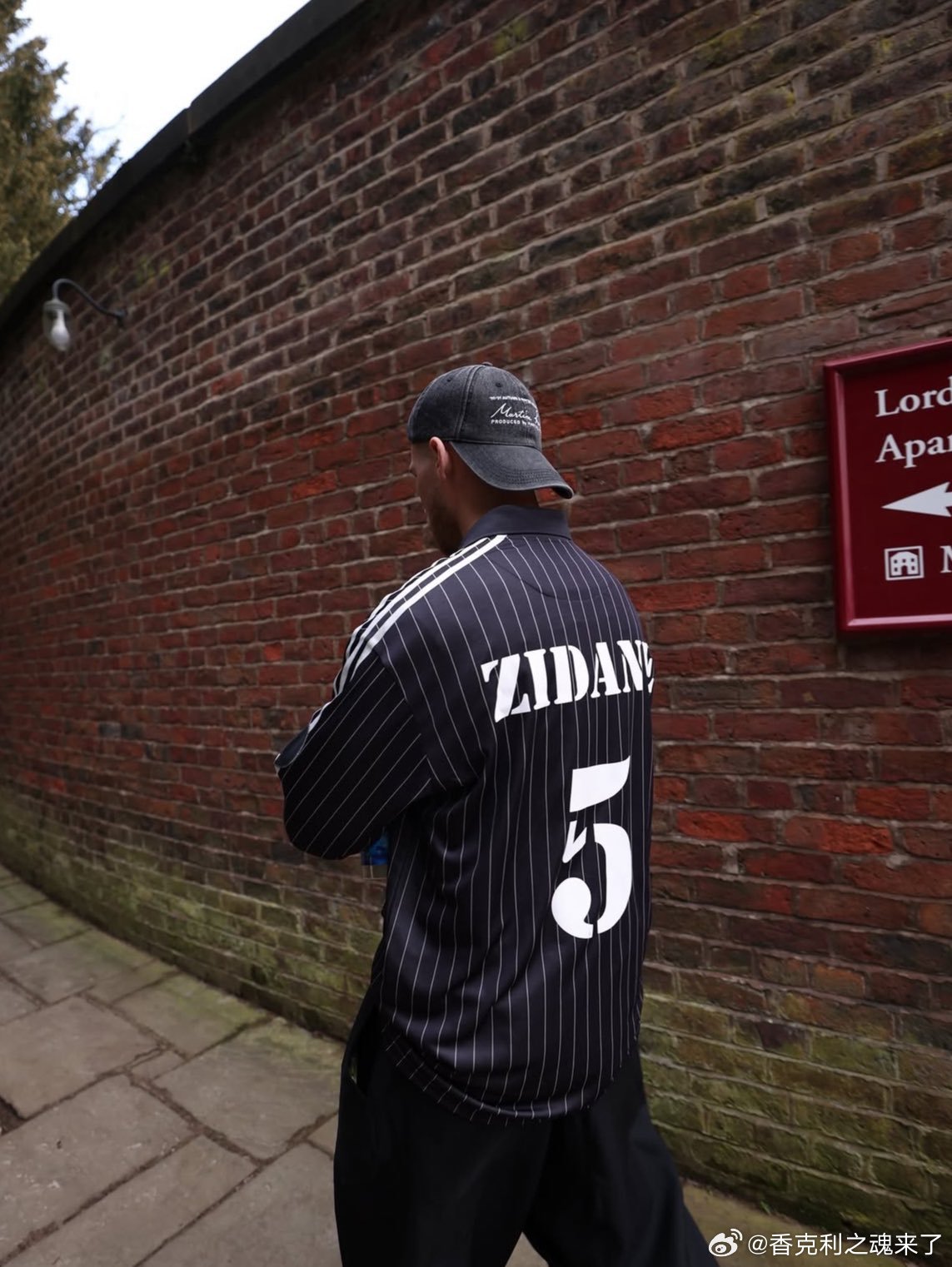 麦卡利斯特身穿齐达内特别版球衣利物浦