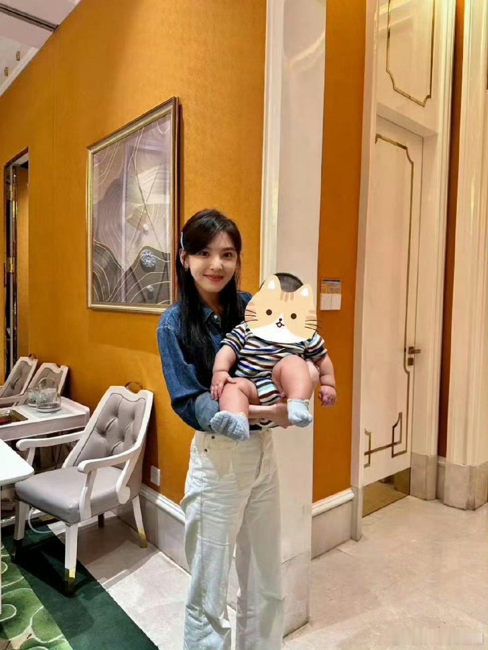 #章若楠参加妹妹婚礼#章若楠真的好美啊，这样一身装扮更显得温柔恬静，美美也超级漂