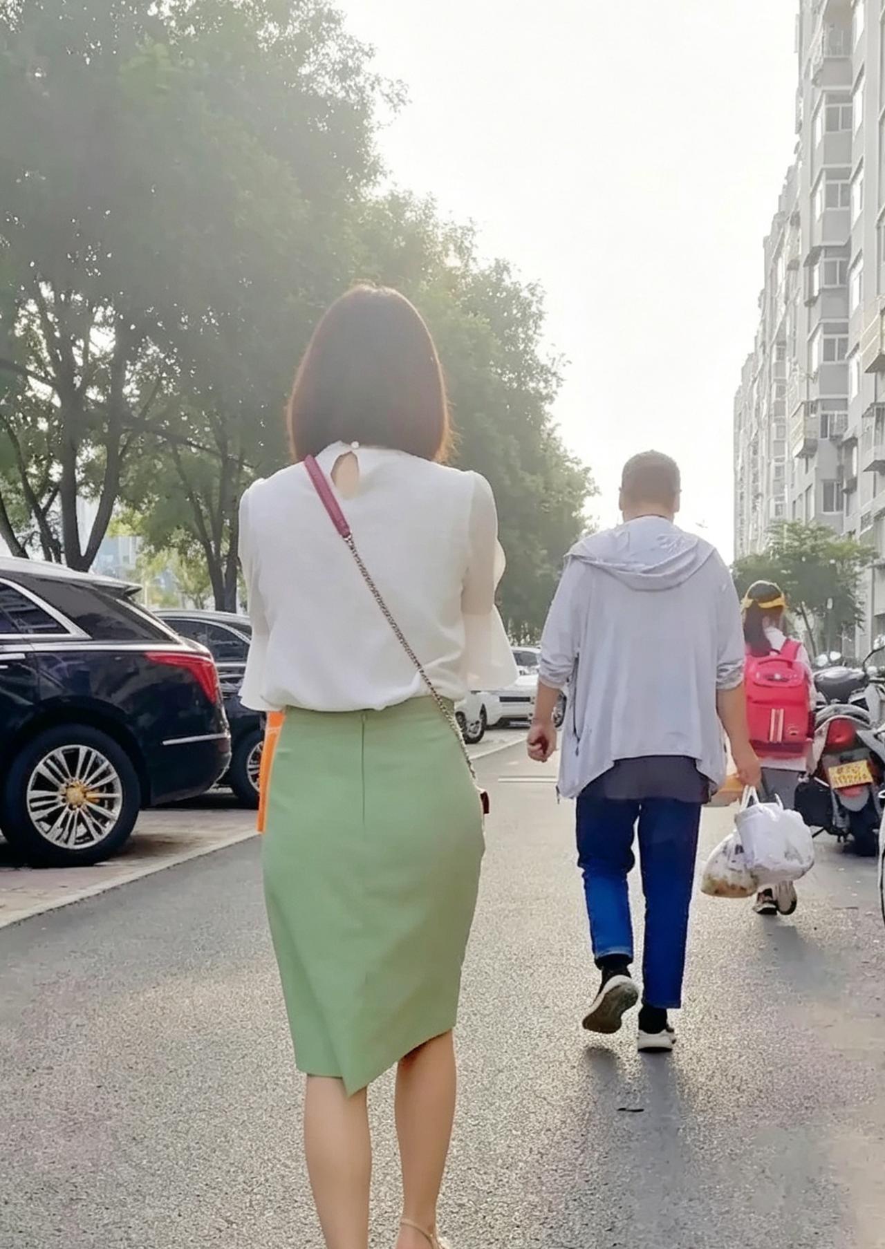 因为我弟跟弟妹吵架，我妈打电话来念叨。这回我没急着出主意，也没去掺和，只是静静听