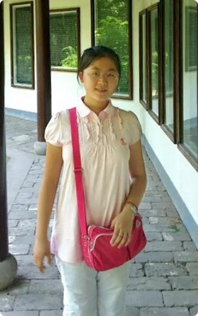 她勇夺辽宁省文科状元，随后被香港大学录取，并获得香港大学全额奖学金，72万港元。