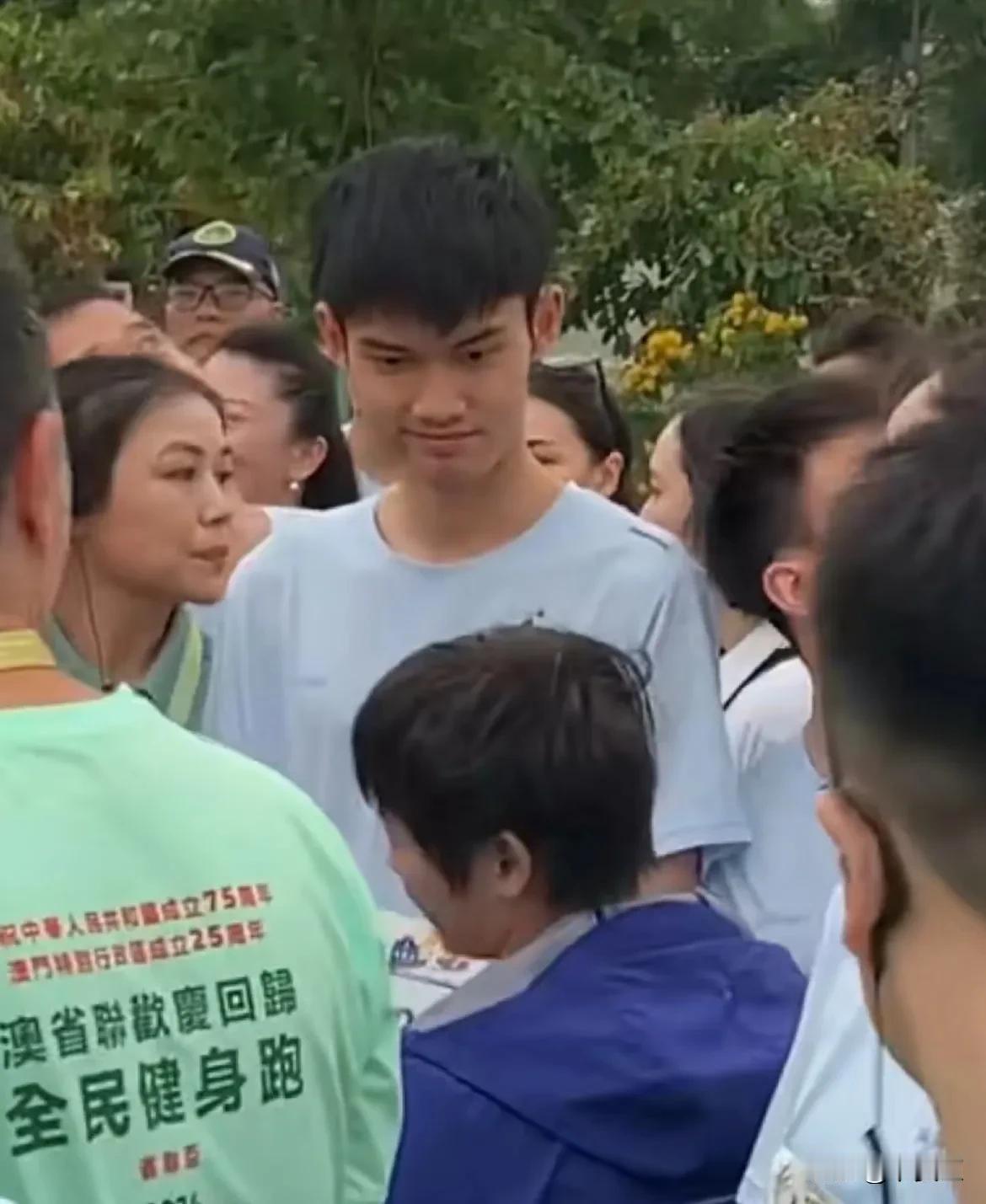别看盛李豪平时像小孩儿
在全红婵旁边
还挺有哥感的
两个小朋友在这次活动中玩得很
