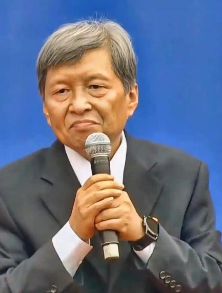 “中国的教科书里全是外国人！中国教育再不改变就真的晚了，”6月5日，王树国校长说