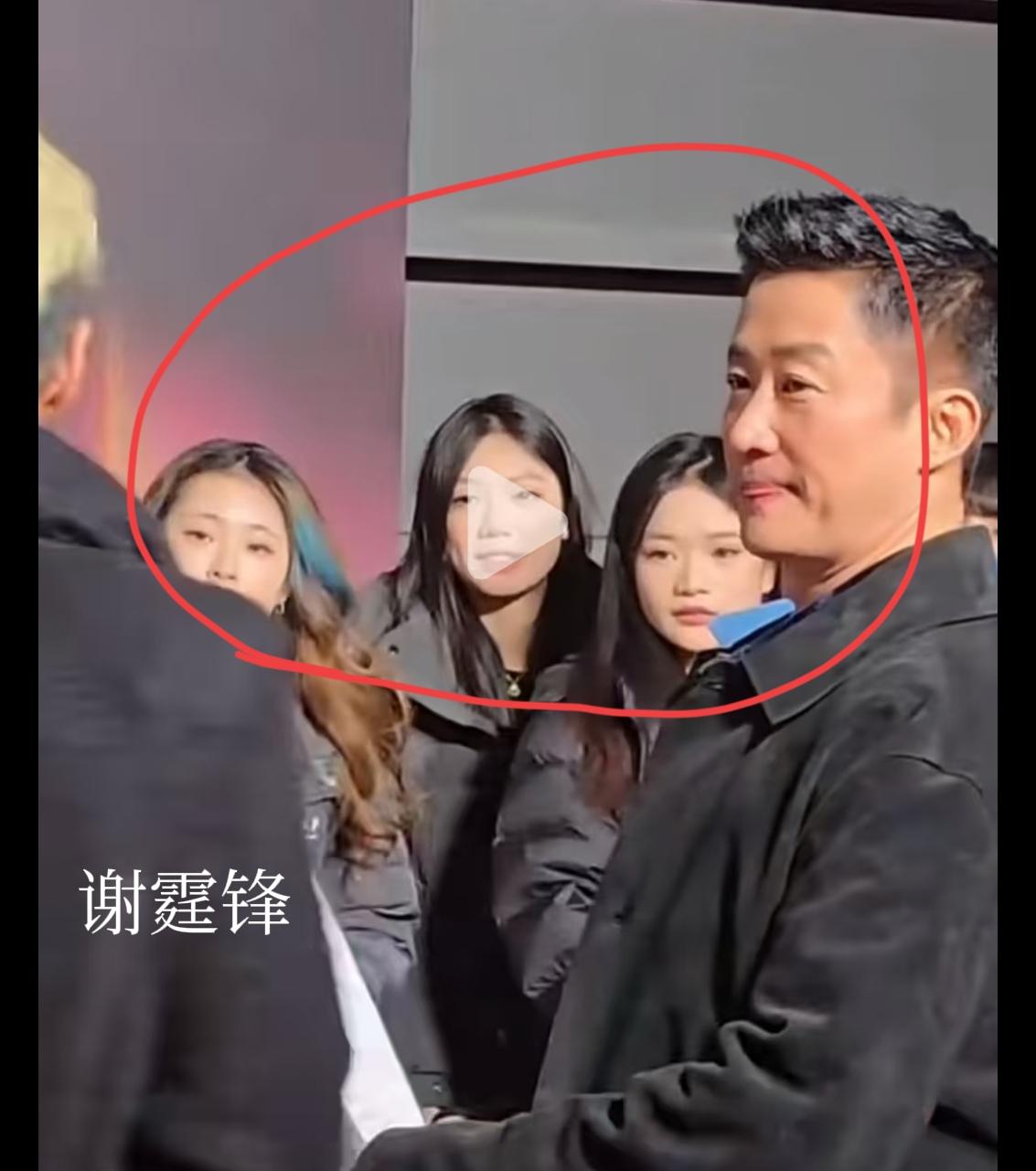 谢霆锋微博之夜红毯“惹祸”了！

40多岁的男人，偏要玩性感，穿了一件深V的衣服