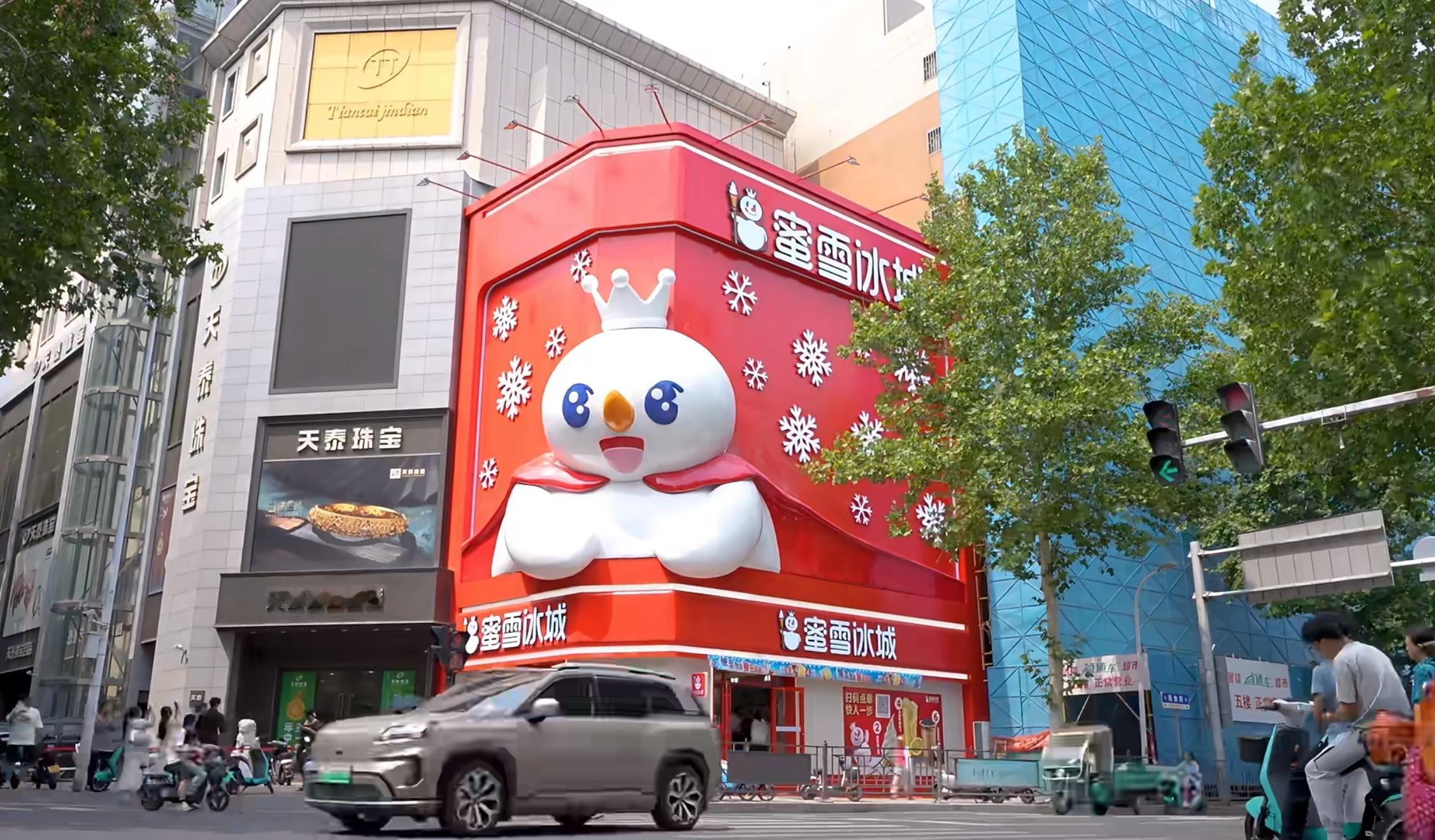 为什么蜜雪冰城永不塌房因为价格，是消费者最在意的，亲民的价格和性价比总会有消费者