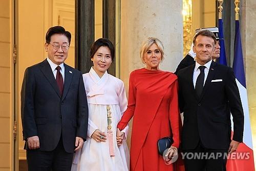 深夜国事晚宴！
马克龙亲手授予李在明法国最高勋章，一众韩企大佬齐聚，背后暗流涌动