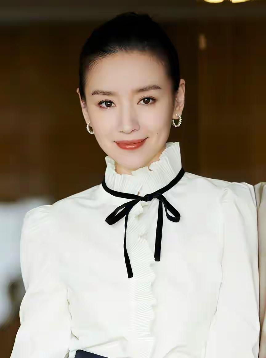 在金钱面前，人是可以变成鬼的！
西方在定义东方女性美，其心可诛，还不少人捧臭脚。