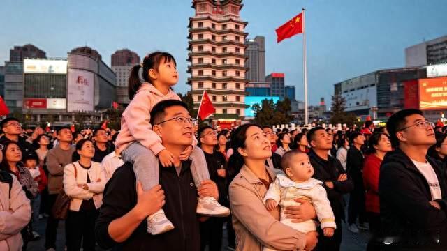 上万市民齐聚二七塔！父亲扛60多斤女儿看升旗半小时