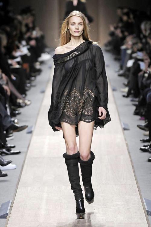 红颜与沙场。25岁的鲁西亚•达尼尔金娜。与普通模特不同，她的左腿是一条...