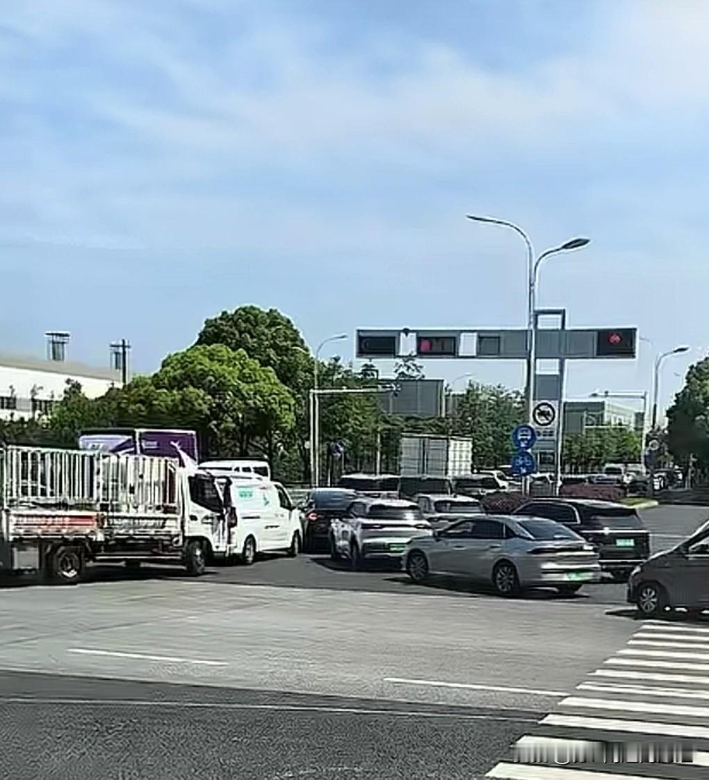 这段时间因为苏通大桥封闭施工，所有想走苏通大桥往苏州、上海的大车小车，只能从南通