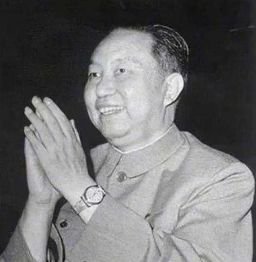 人民大会堂经典瞬间：英明领袖华主席的温暖笑容
 
人民大会堂中，英明领袖华主席面