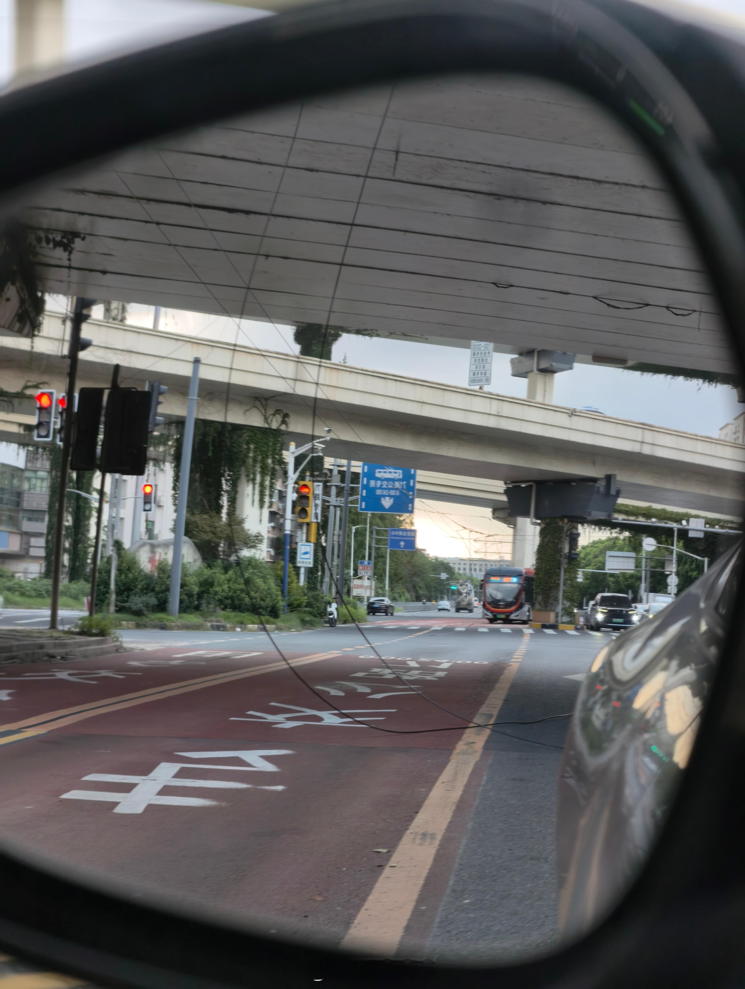 这种情况不知道 FSD 能不能识别避让。 
