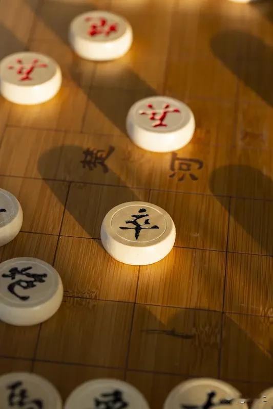 楚河汉界划南北，
小小棋盘蕴乾坤。

象棋作为传承千年的国粹体育项目，车马炮行棋