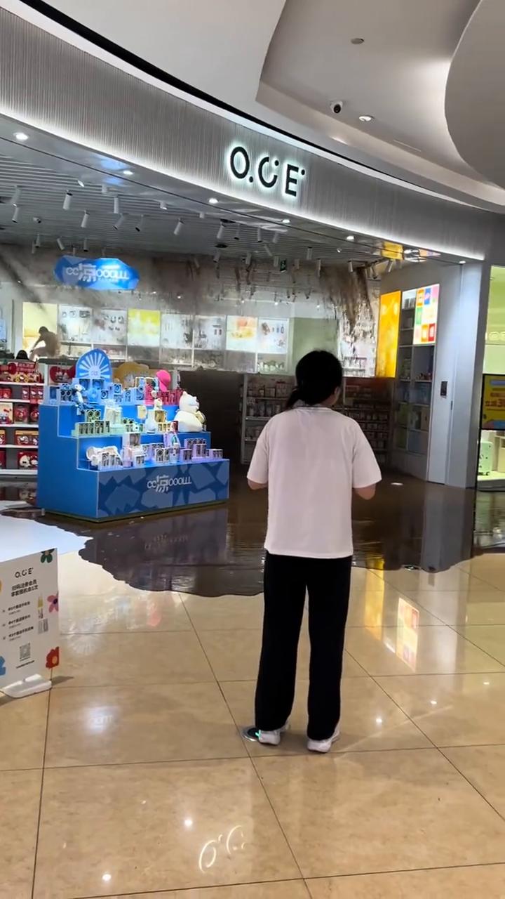 遇到凡事不要慌，先把手机掏出来拍个朋友圈。
