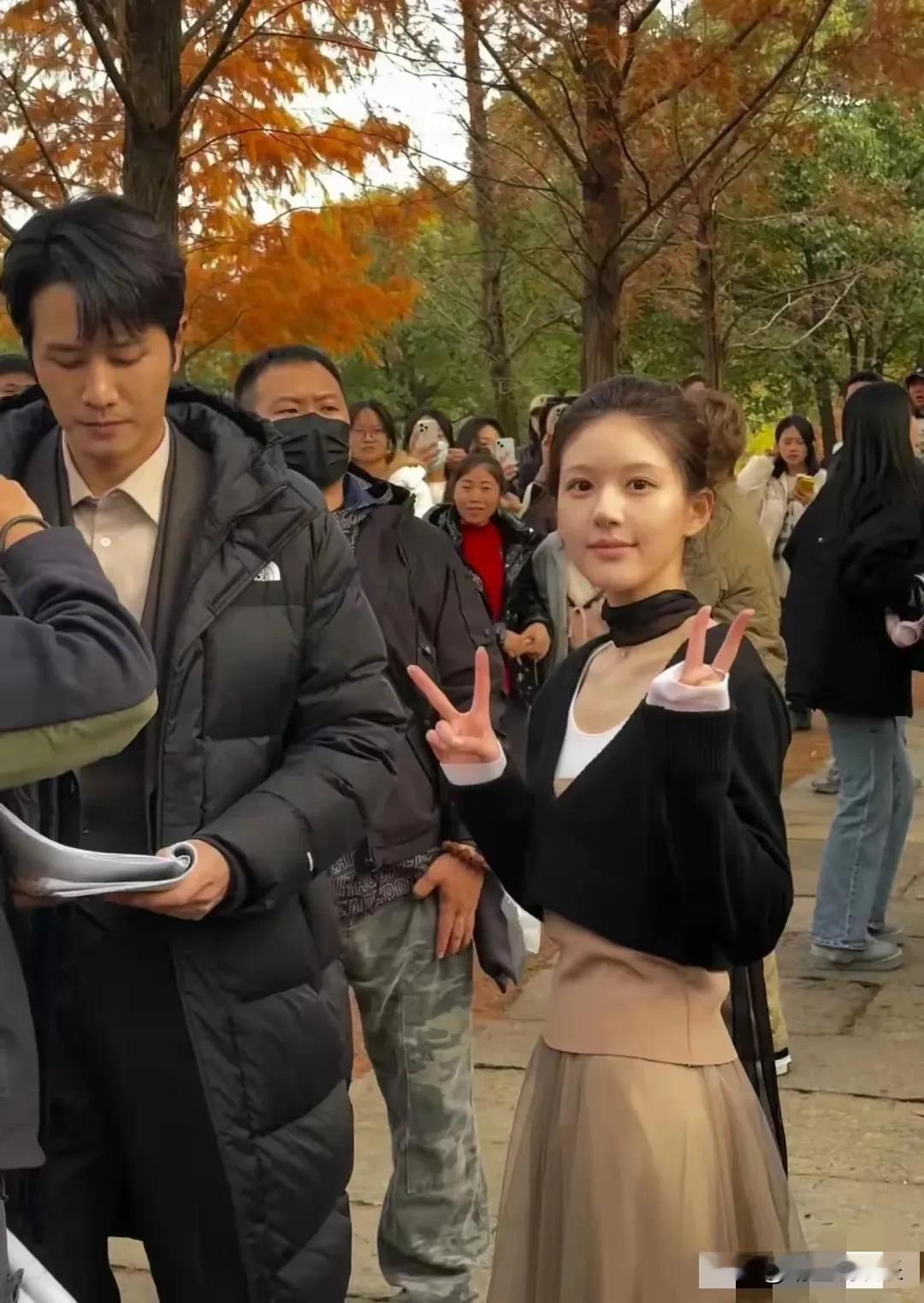 赵露思彭冠英新剧如火如荼地拍摄着，
两人也形成了最萌身高差，
彭冠英真的好高，露