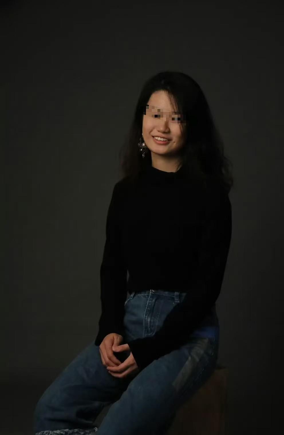 金边坠楼的00女导演赖某某，送医抢救后于1月2号不治。同学反映她性格开朗有才华，