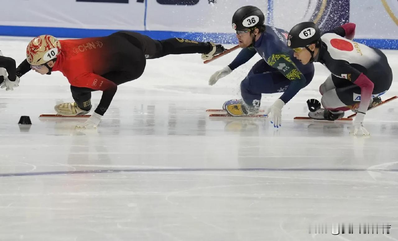 这短道速滑真的太吓人了！刘少昂带伤出战、然后1500米又摔倒了，摔倒的时候冰刀还